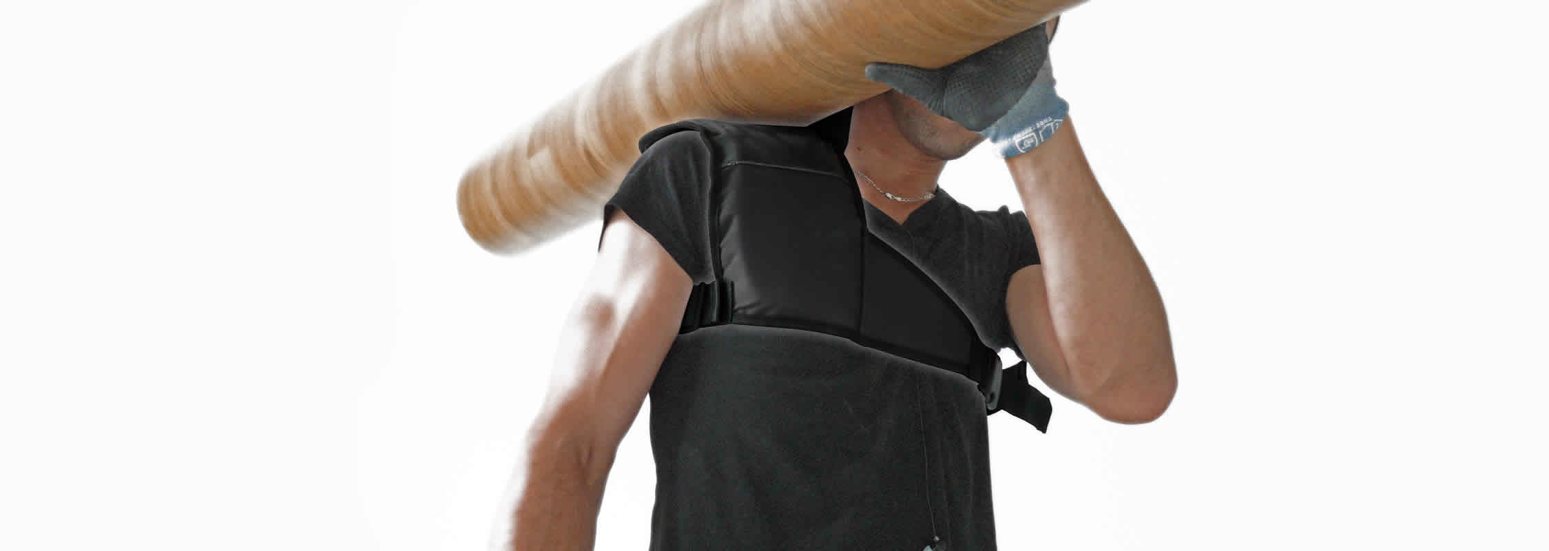 Epaulière Spal utilisée par un artisan qui protège son épaule en portant du matériel